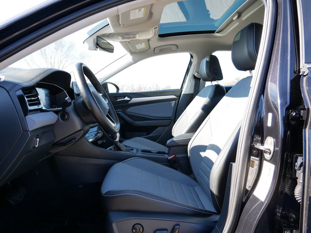 Used 2025 Volkswagen Jetta SE image 11