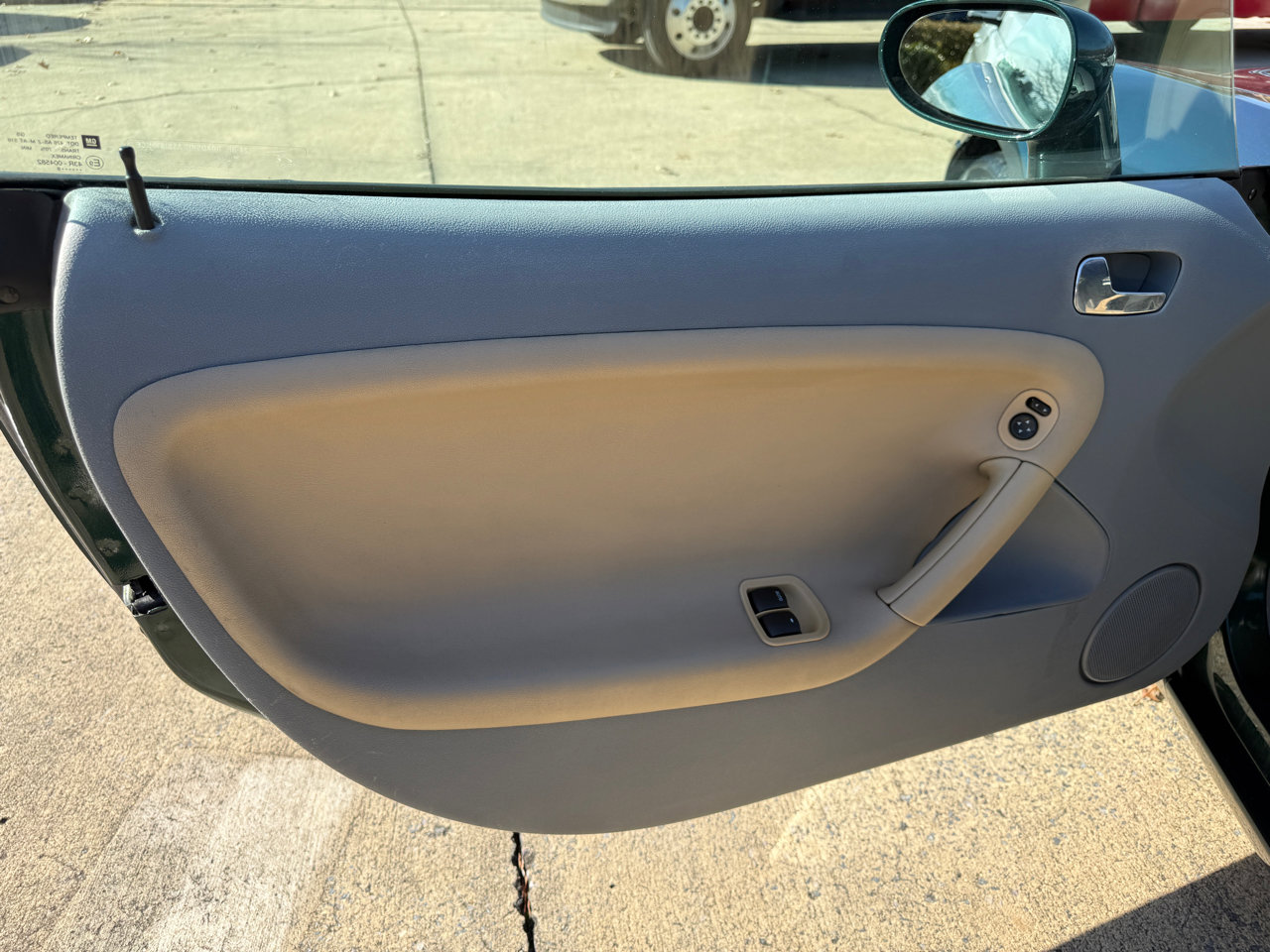 Used 2006 Pontiac Solstice Convertible w/ Premium Package image 10