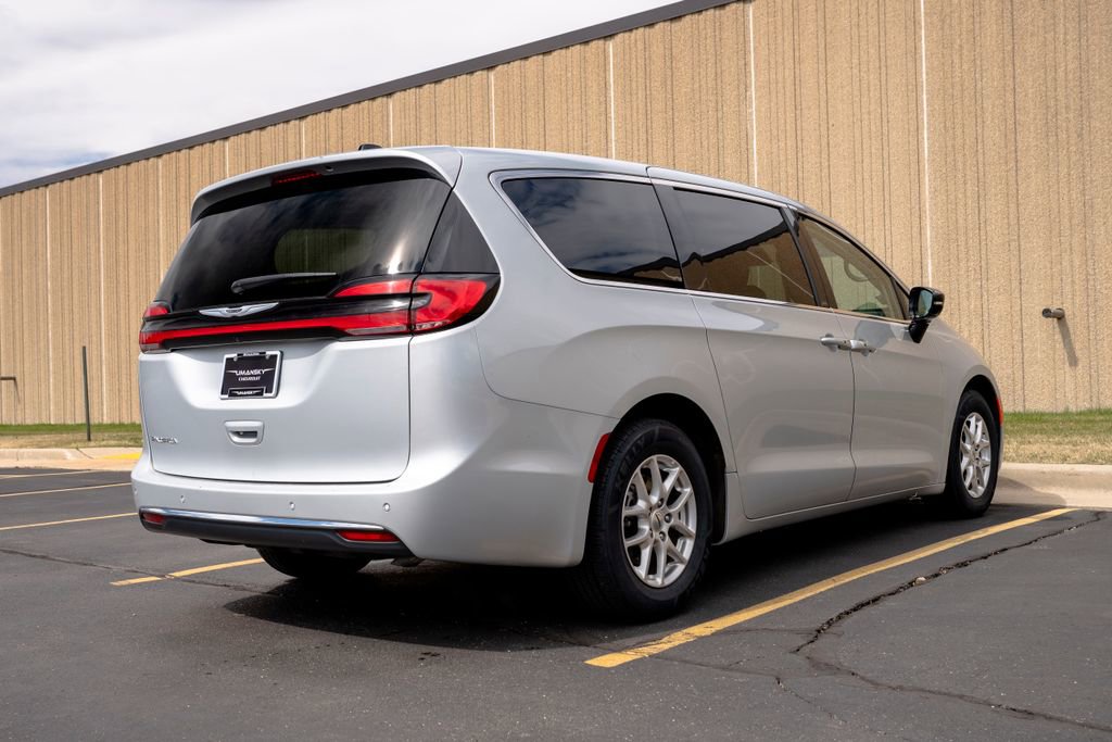 Used 2024 Chrysler Pacifica Touring-L image 9