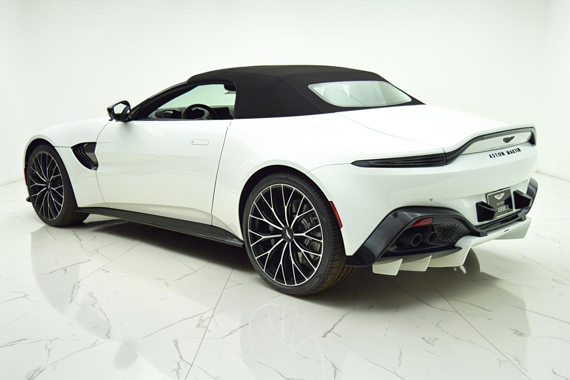 Used 2023 Aston Martin V8 Vantage Roadster RWD image 17