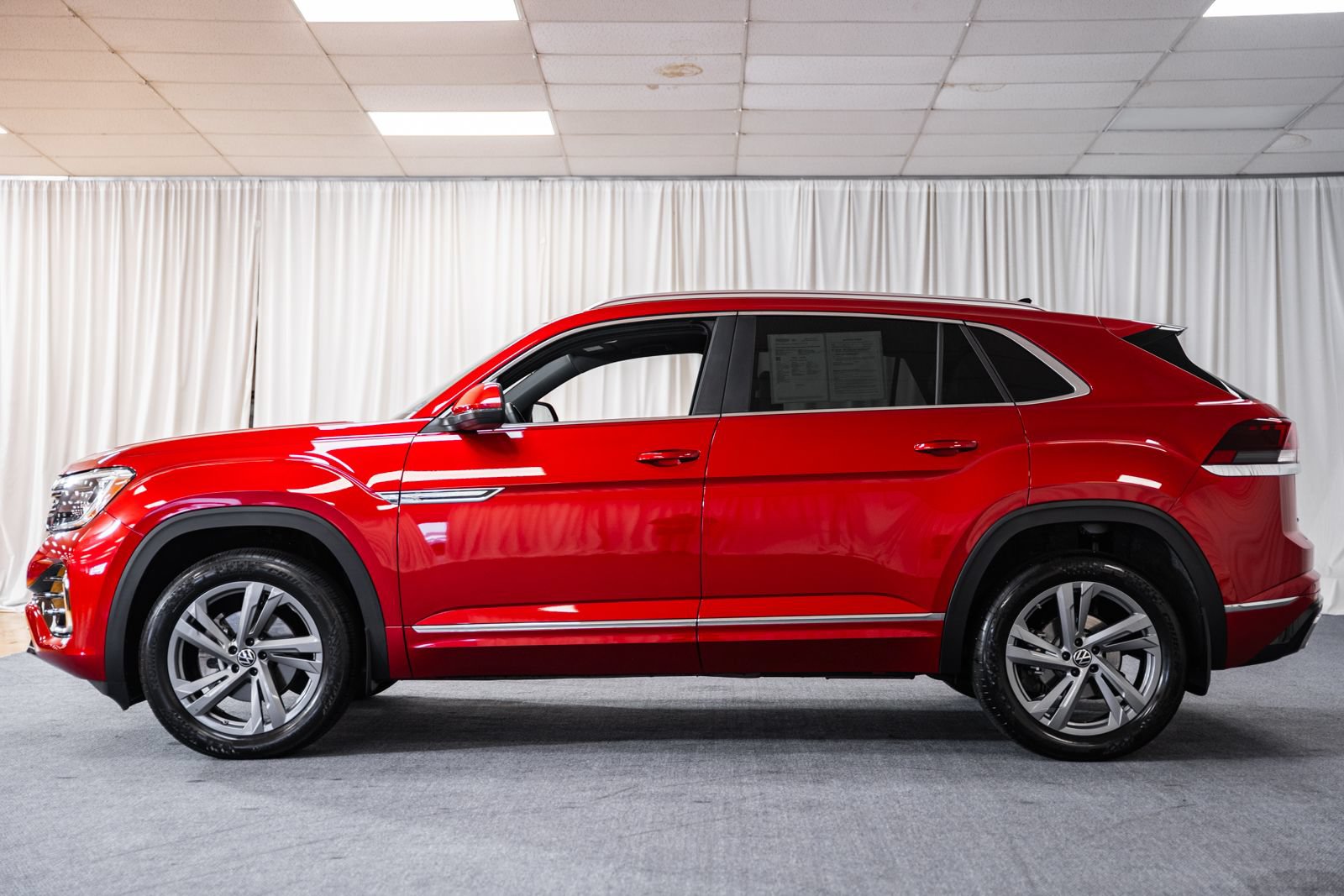 Used 2024 Volkswagen Atlas Cross Sport SEL R-Line AWD/4WD image 5