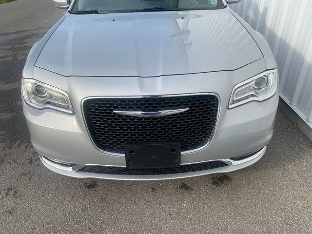 Used 2020 Chrysler 300 Touring L w/ Value Package AWD/4WD image 5