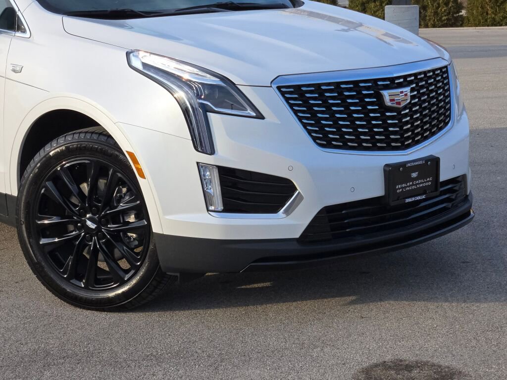 New 2025 Cadillac XT5 Luxury image 2