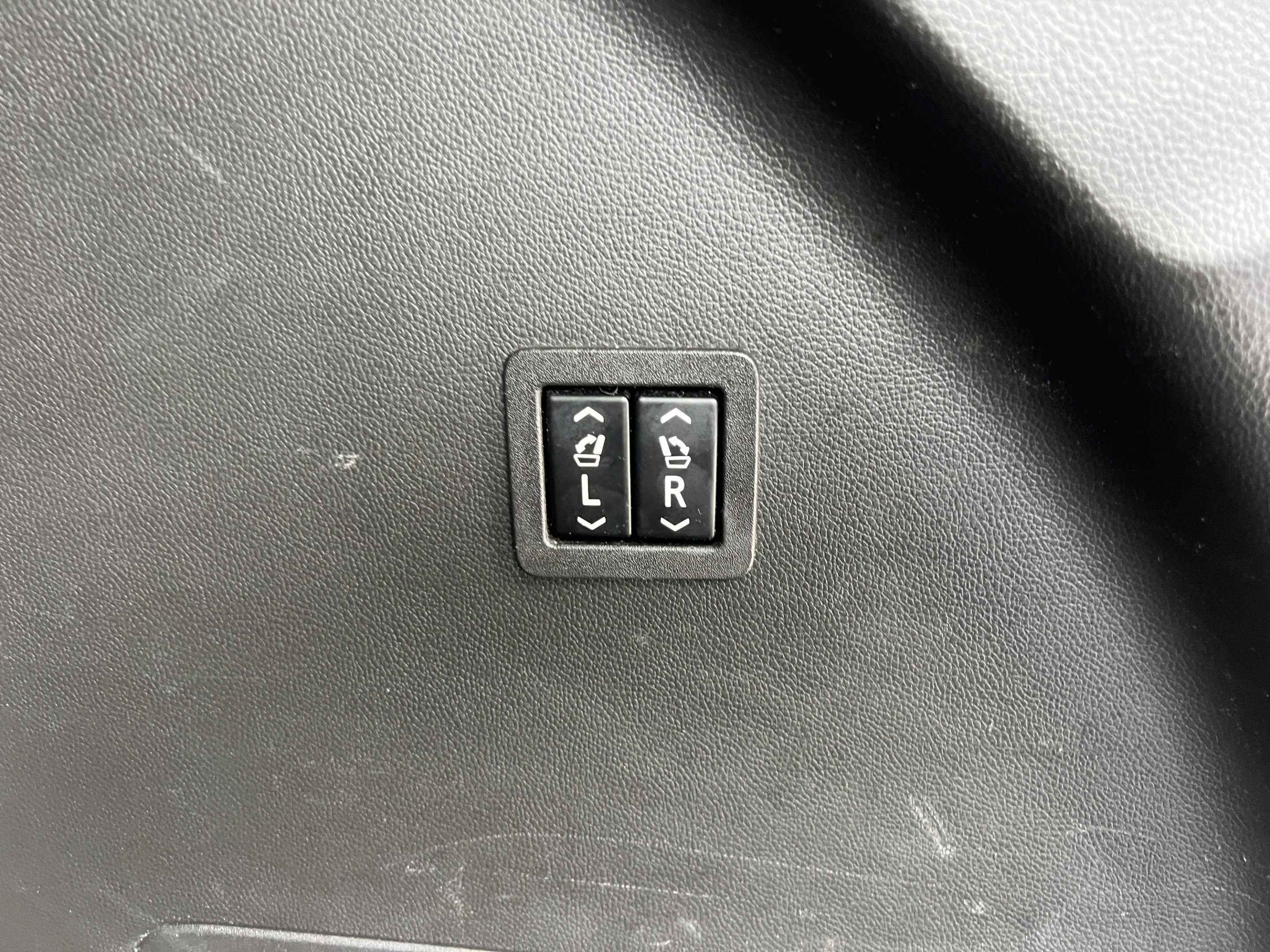 Used 2018 Buick Enclave Avenir w/ Avenir Technology Package AWD/4WD image 29