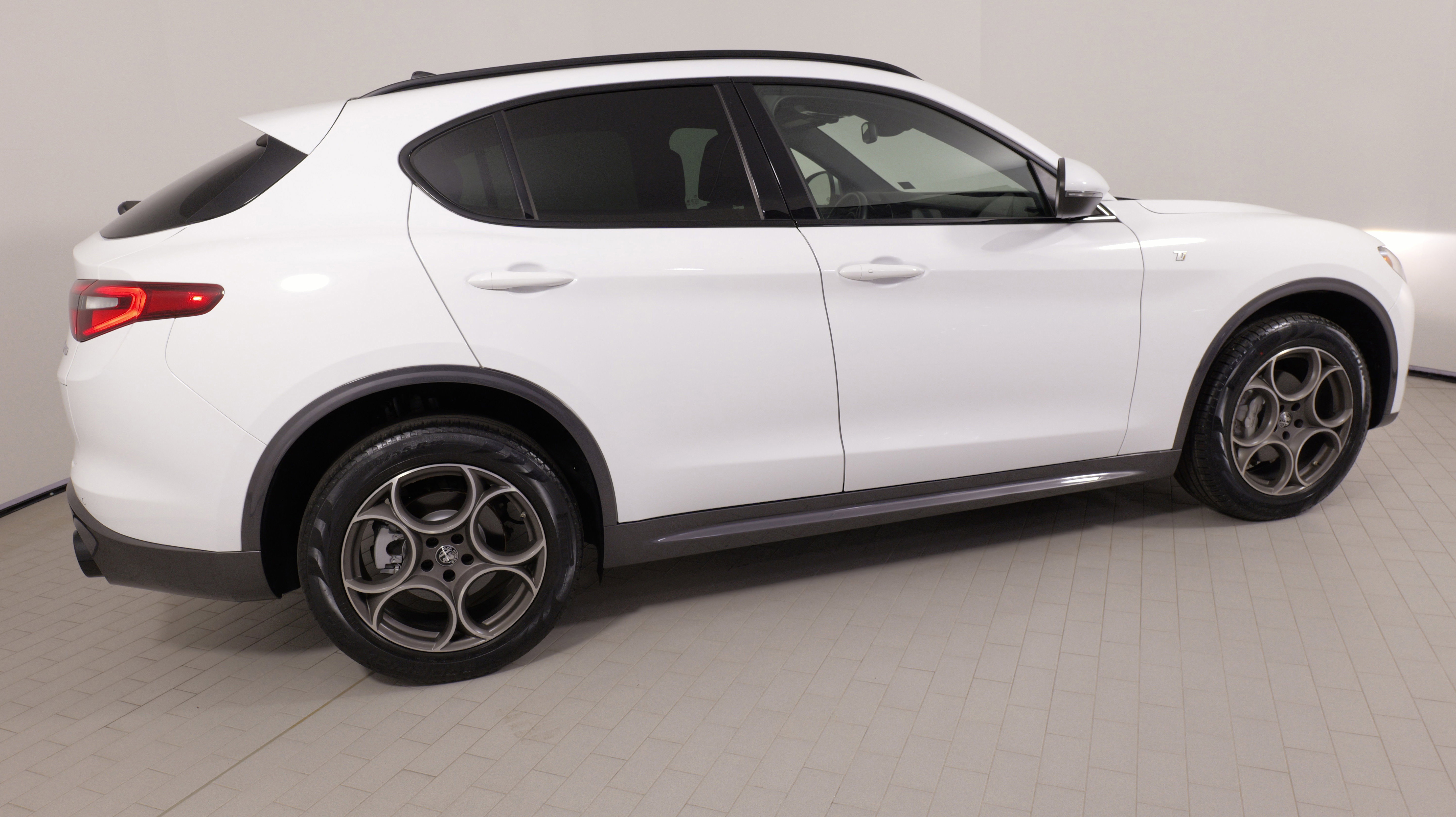 Used 2023 Alfa Romeo Stelvio Ti image 10