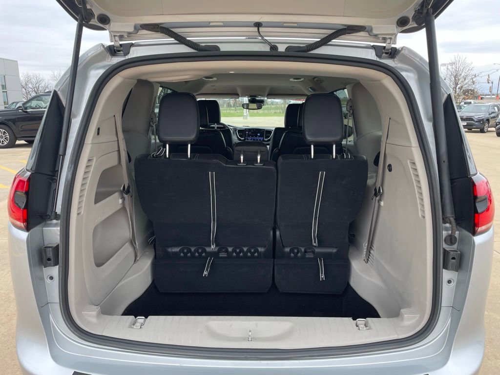 Used 2023 Chrysler Pacifica Touring-L image 15