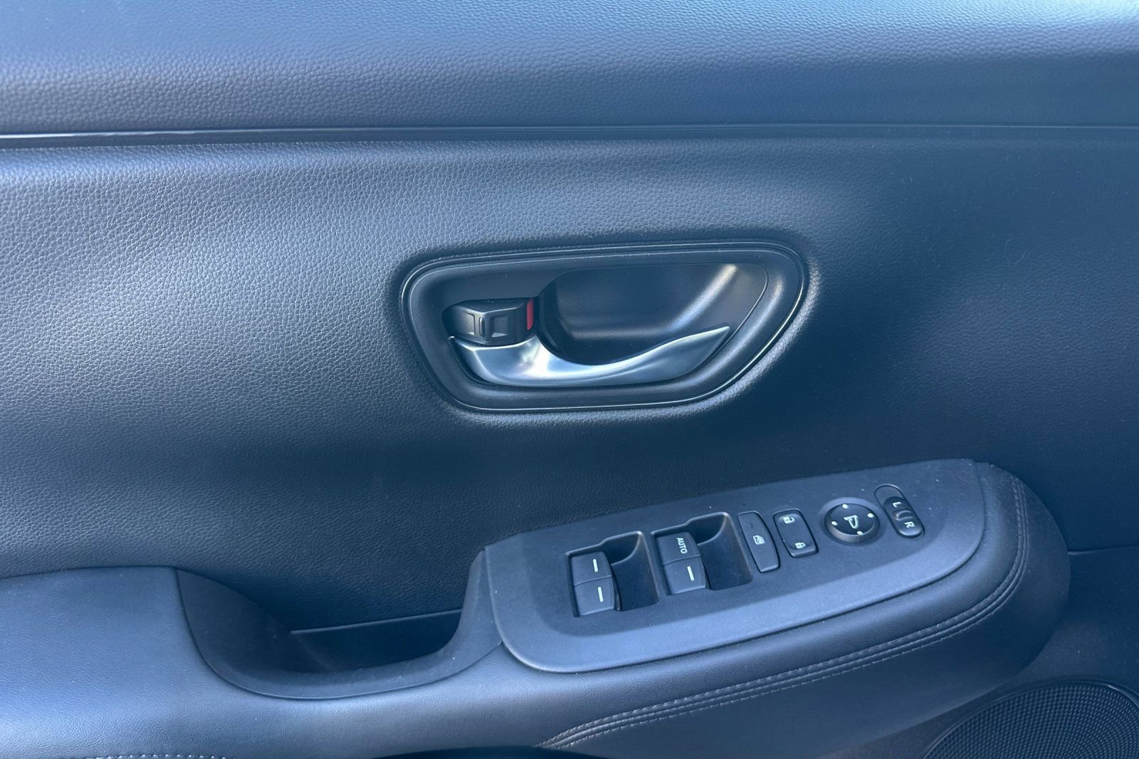 Used 2023 Honda HR-V LX image 12