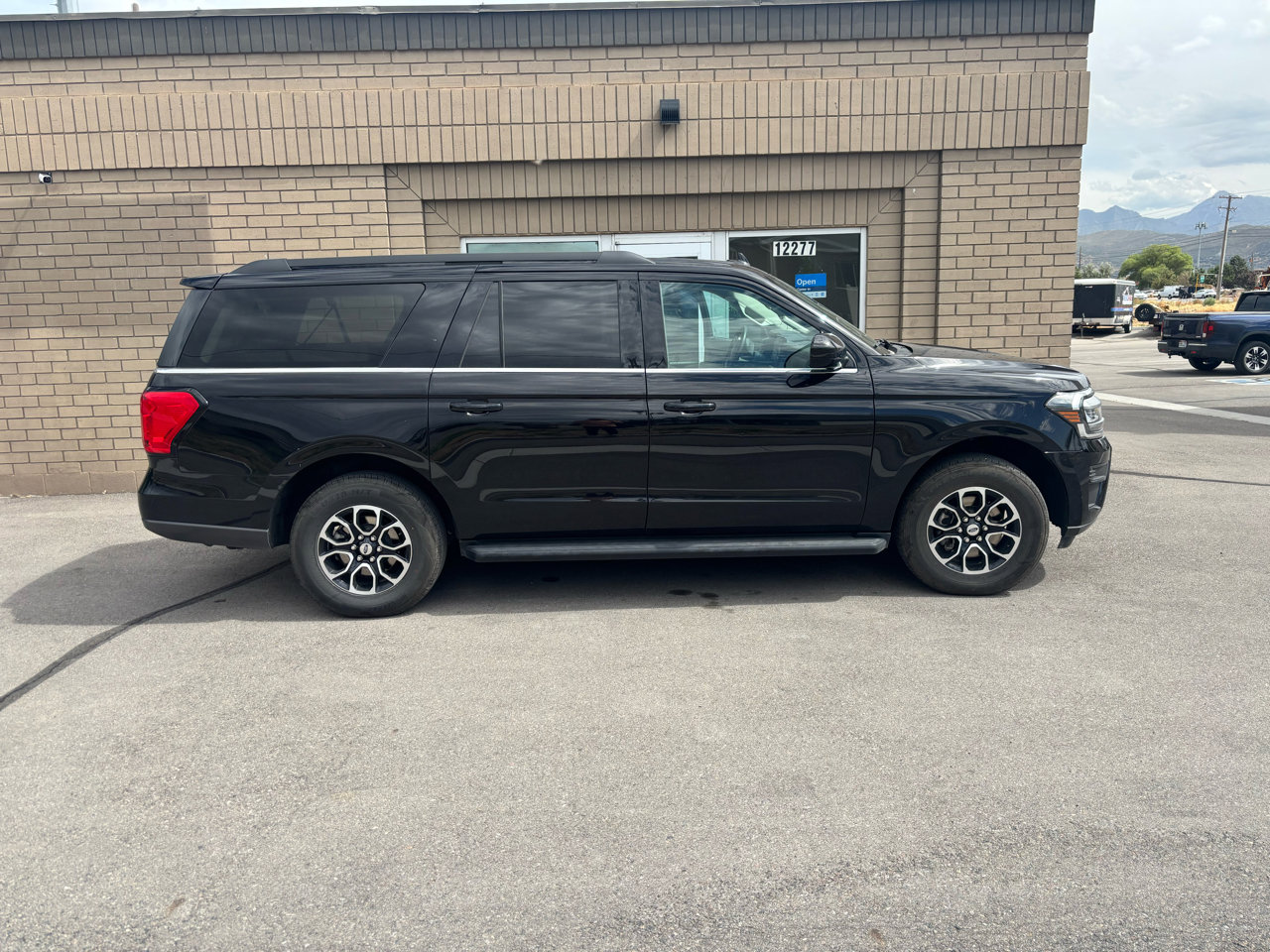 Used 2024 Ford Expedition Max XLT image 2