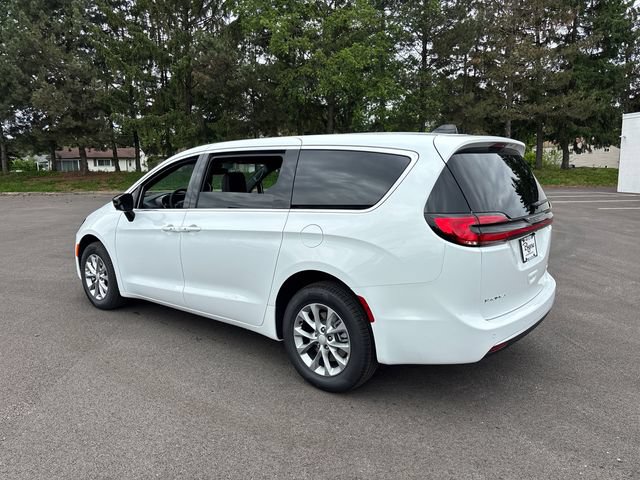 New 2027 Chrysler Pacifica Select w/ Family Tech Group AWD/4WD image 4