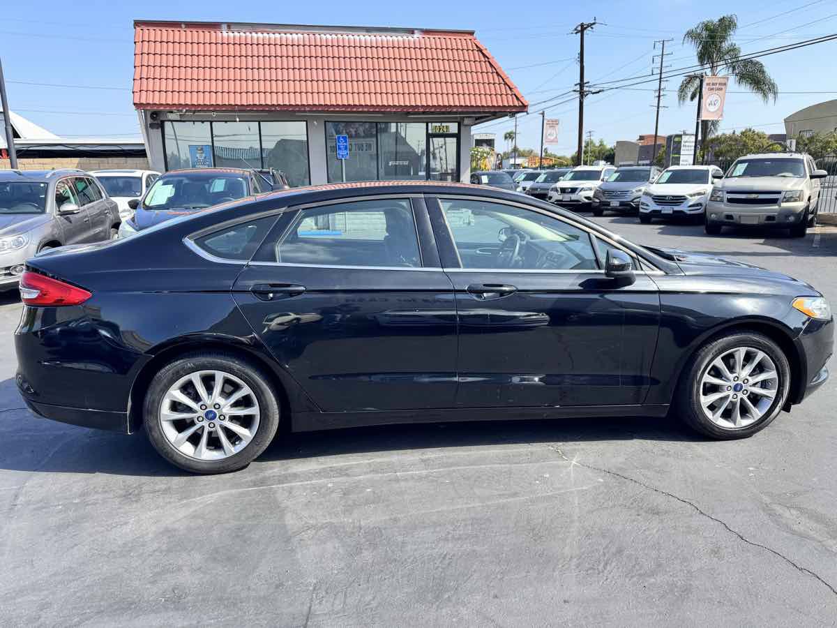 Used 2017 Ford Fusion SE w/ Fusion SE Technology Package FWD image 7