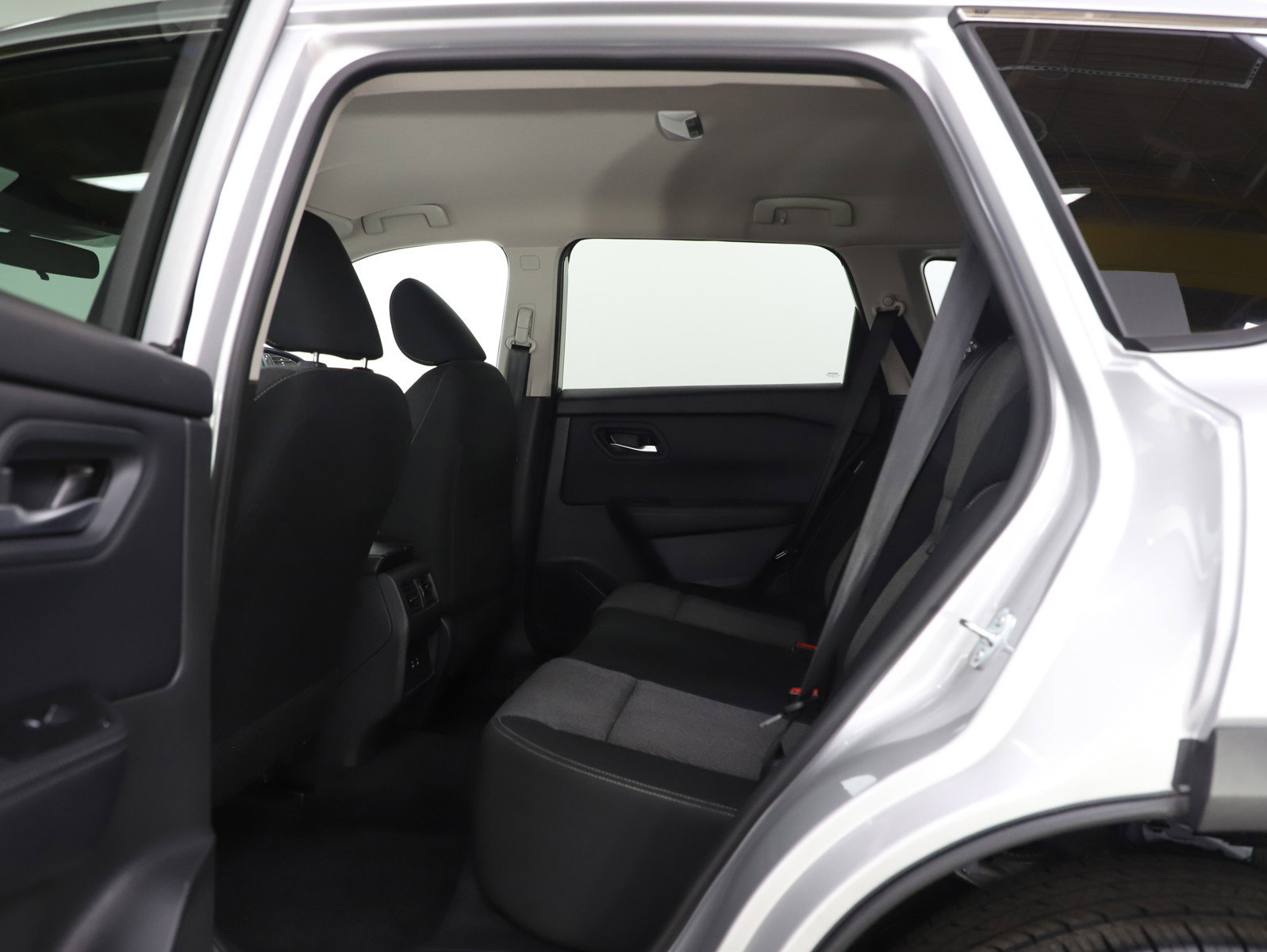 Used 2025 Nissan Rogue SV image 18