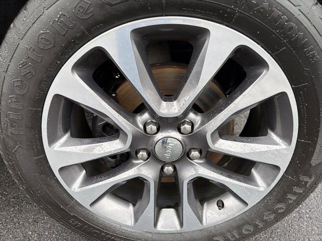 Used 2017 Jeep Grand Cherokee Overland image 8