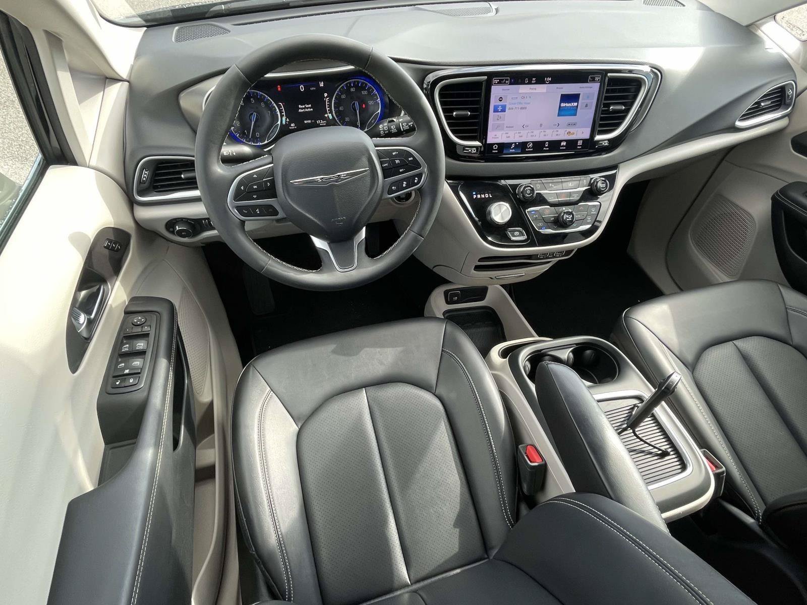 Used 2024 Chrysler Pacifica Touring-L FWD image 11