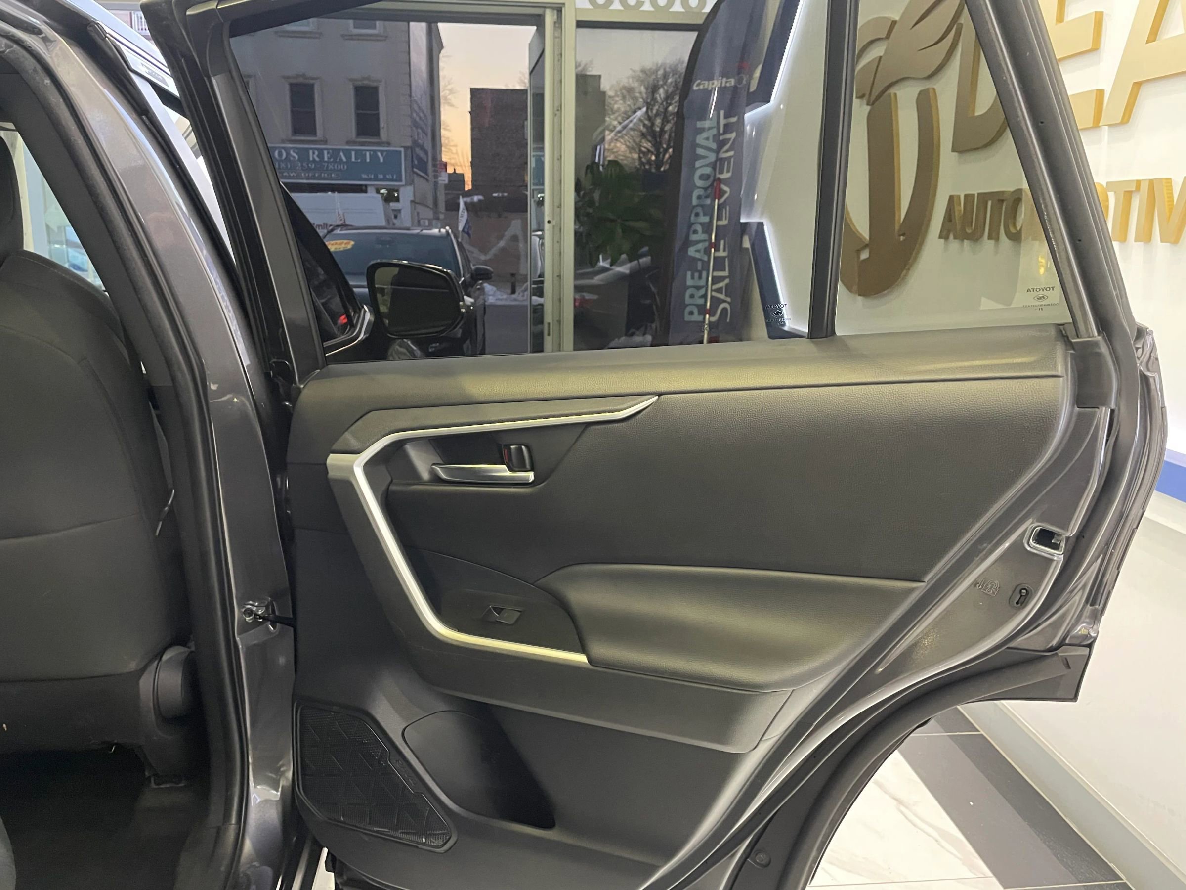 Used 2022 Toyota RAV4 SE w/ Convenience Package image 26