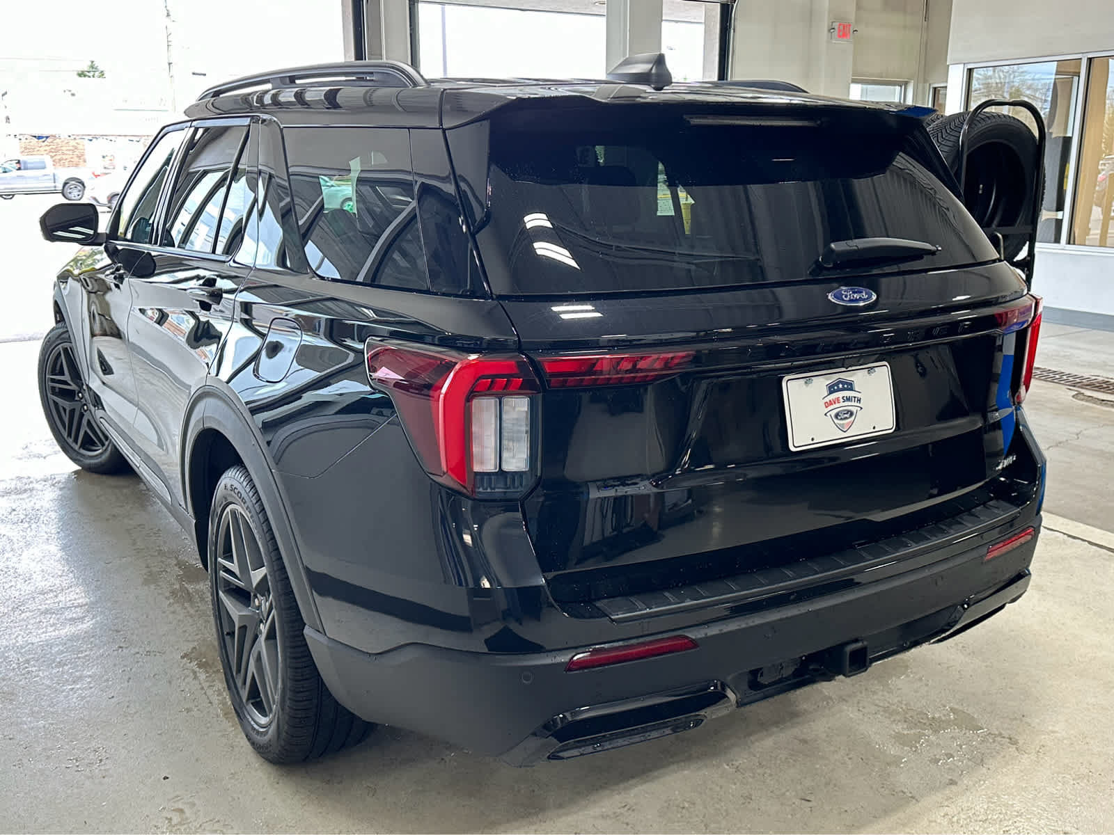 Used 2025 Ford Explorer ST-Line w/ Premium Package AWD/4WD image 5