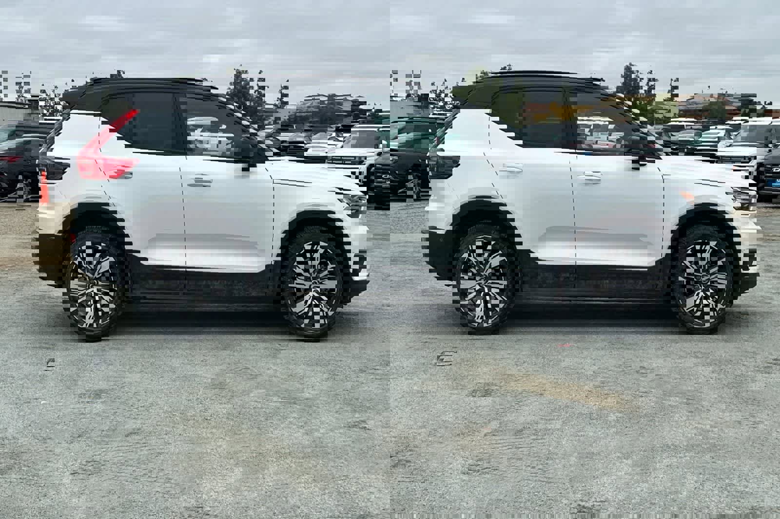 Used 2022 Volvo XC40 P8 Recharge Plus image 9