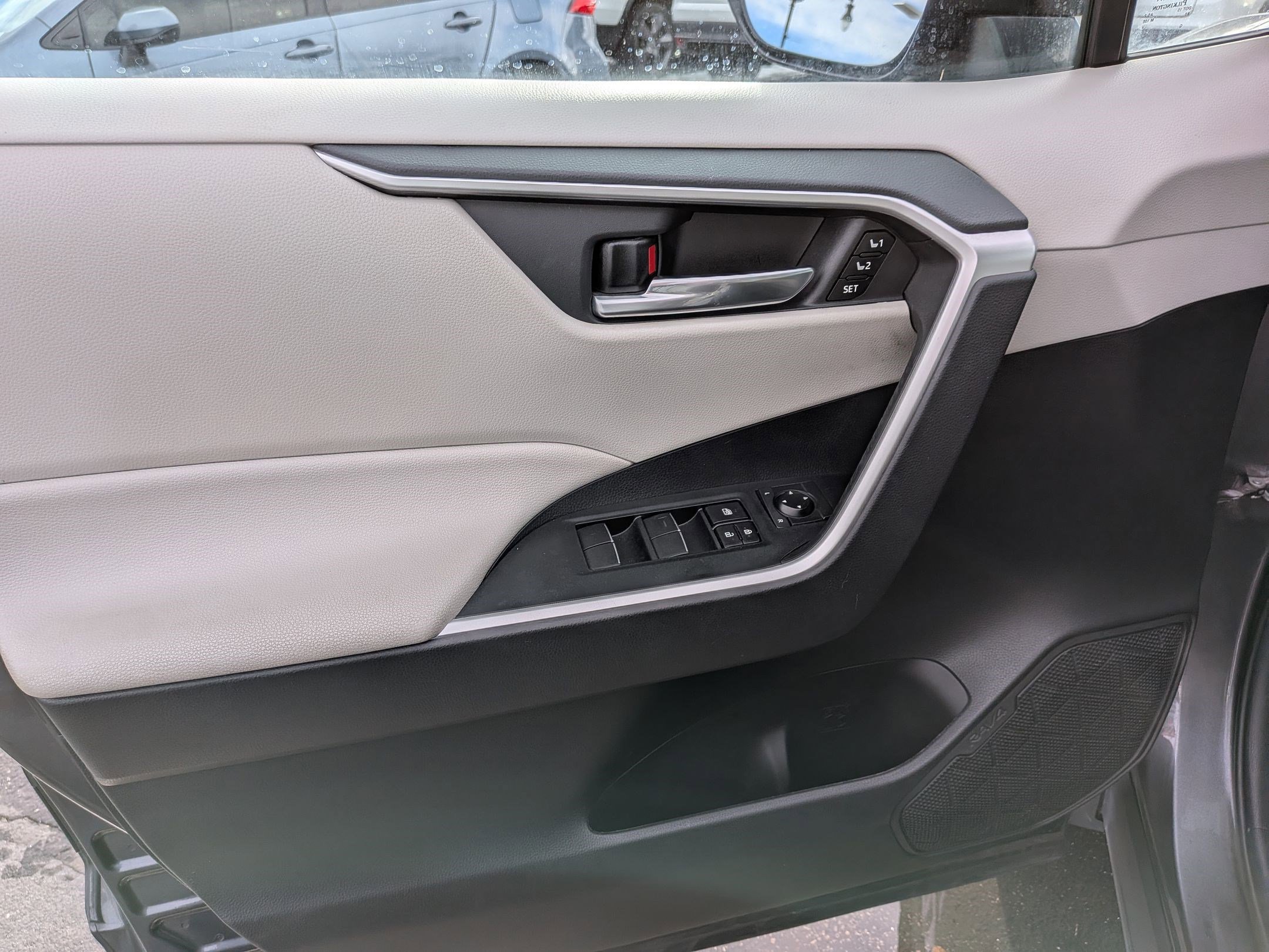 Used 2021 Toyota RAV4 XLE Premium image 14