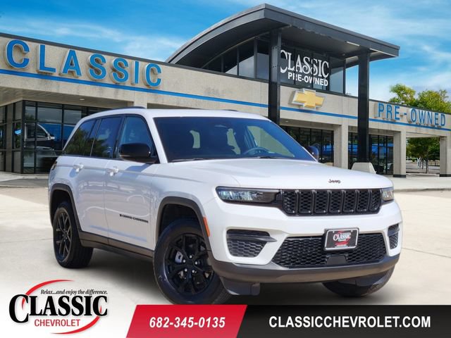 Used 2025 Jeep Grand Cherokee Altitude RWD image 1