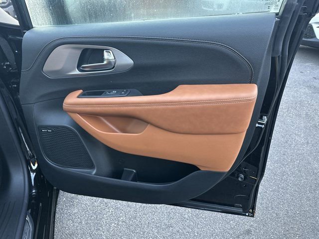New 2026 Chrysler Pacifica Pinnacle image 14