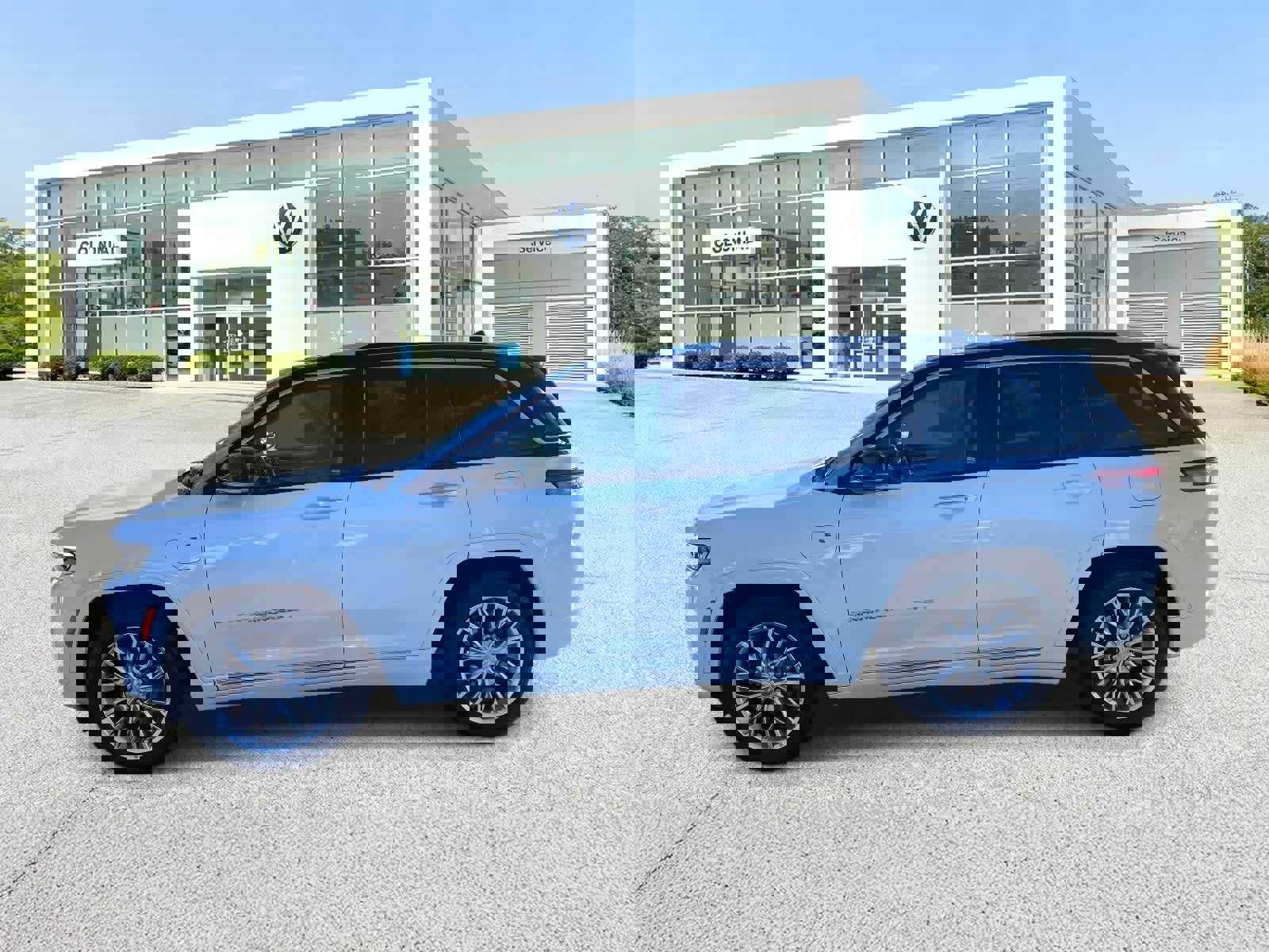 Used 2023 Jeep Grand Cherokee Summit image 2