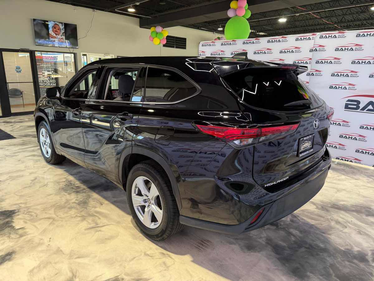 Used 2022 Toyota Highlander L FWD image 14