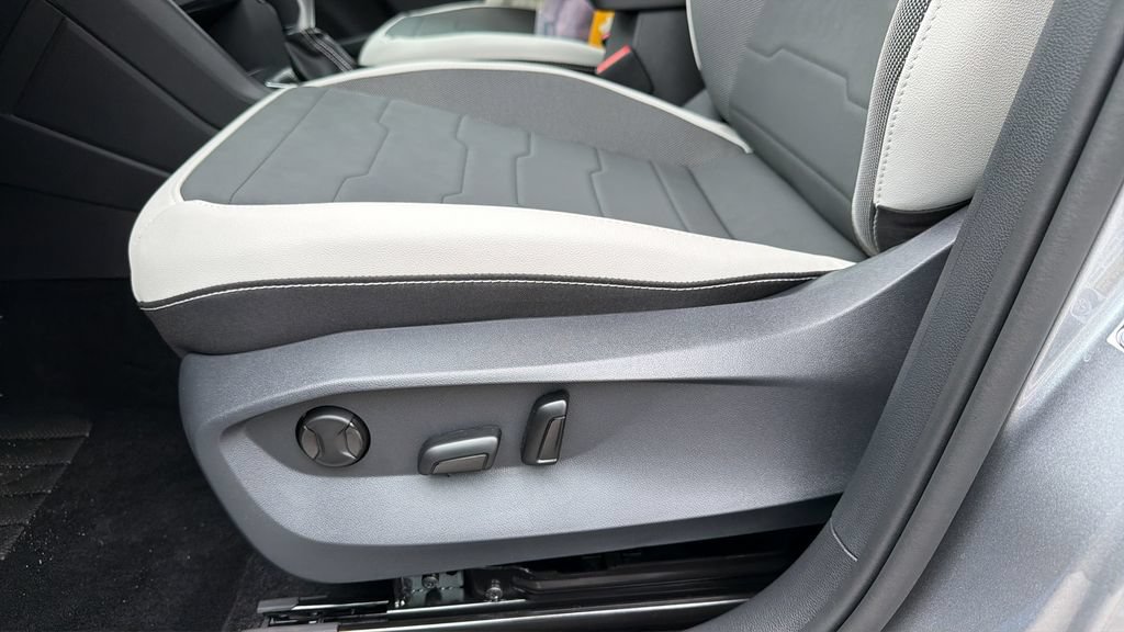New 2026 Volkswagen Taos SE FWD image 16