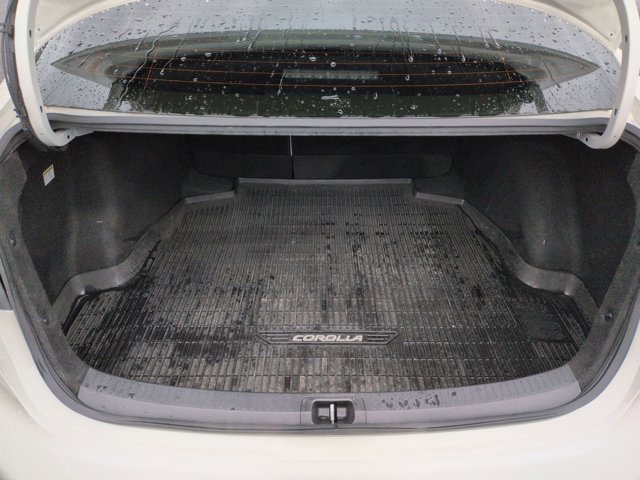 Used 2021 Toyota Corolla LE image 6