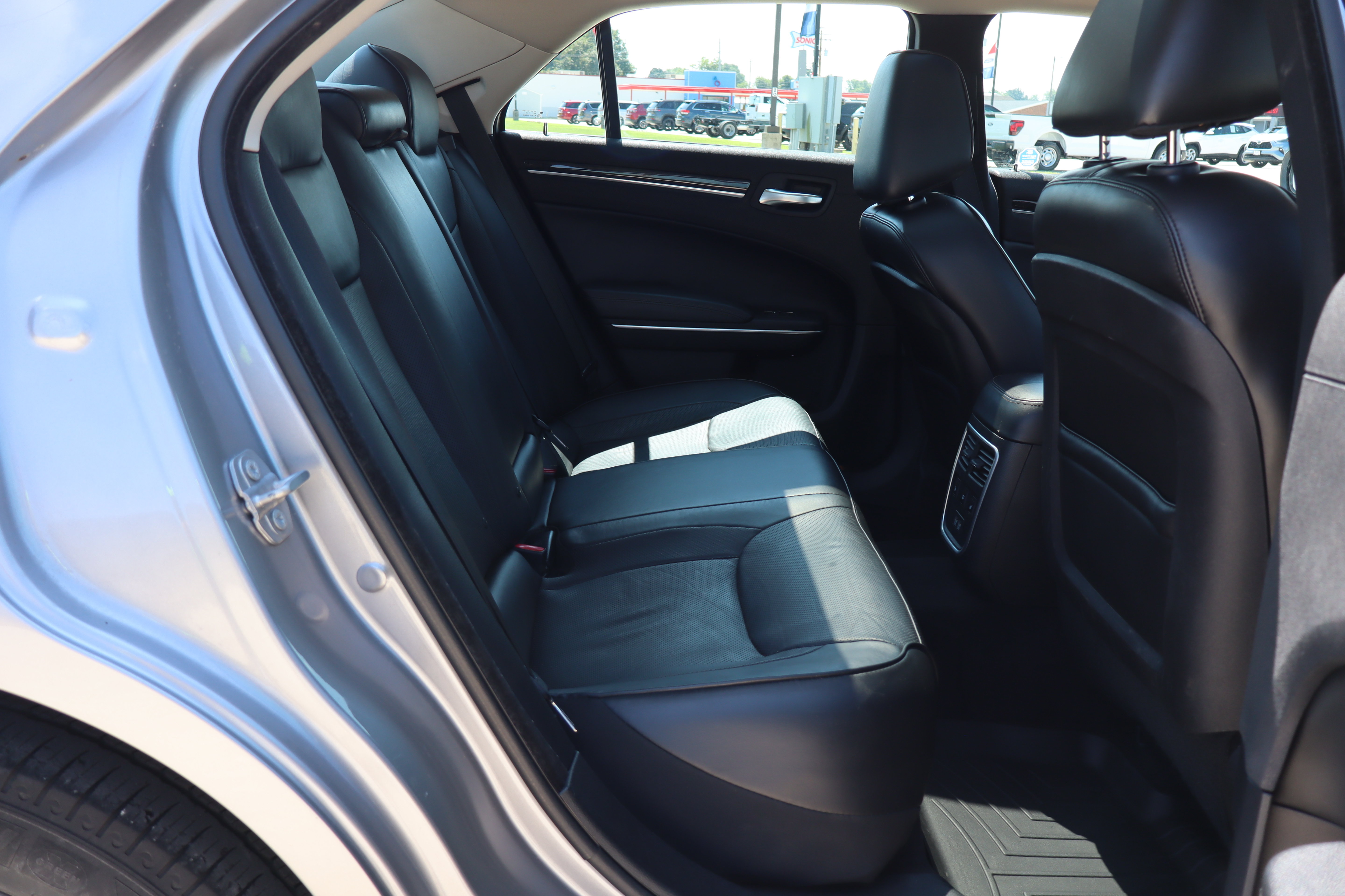 Used 2017 Chrysler 300 C AWD/4WD image 11