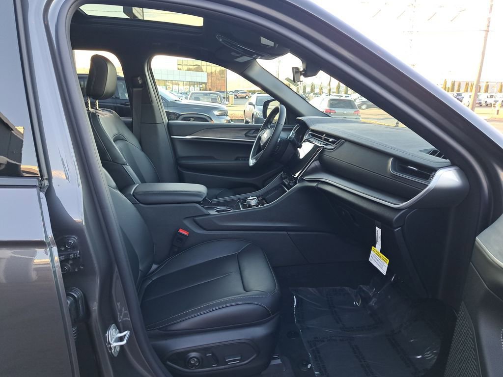 New 2025 Jeep Grand Cherokee Limited w/ MOPAR Finishing Package AWD/4WD image 18