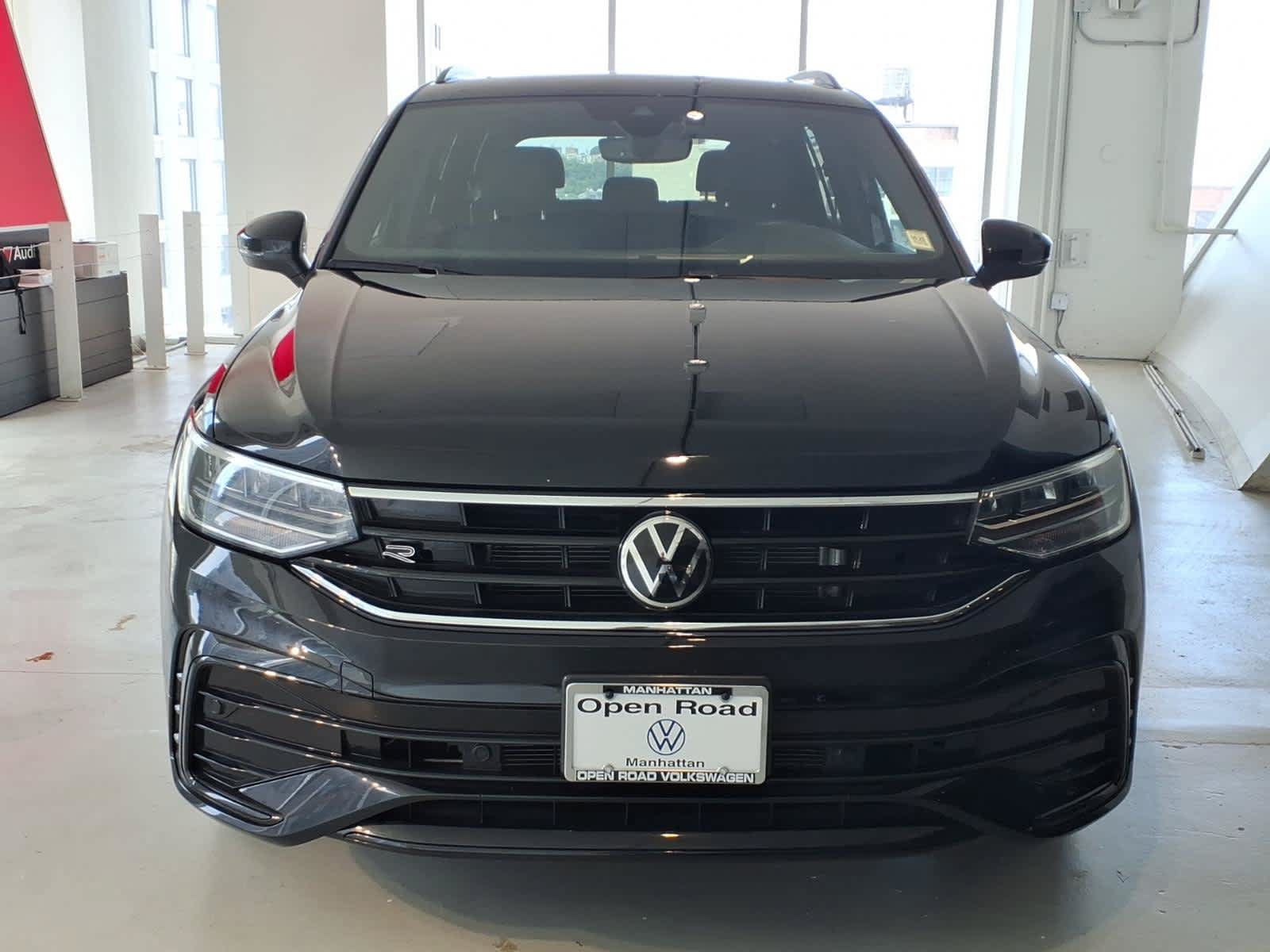 Used 2023 Volkswagen Tiguan SE R-Line AWD/4WD image 2