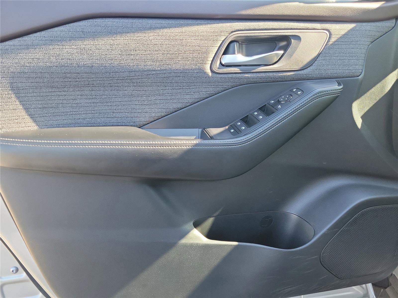 Used 2023 Nissan Rogue SV FWD image 20