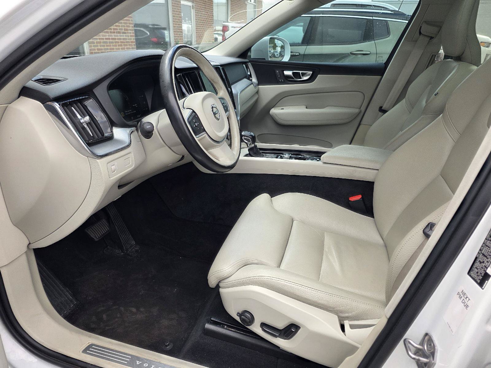 Used 2019 Volvo XC60 T5 Momentum w/ Premium Package AWD/4WD image 12