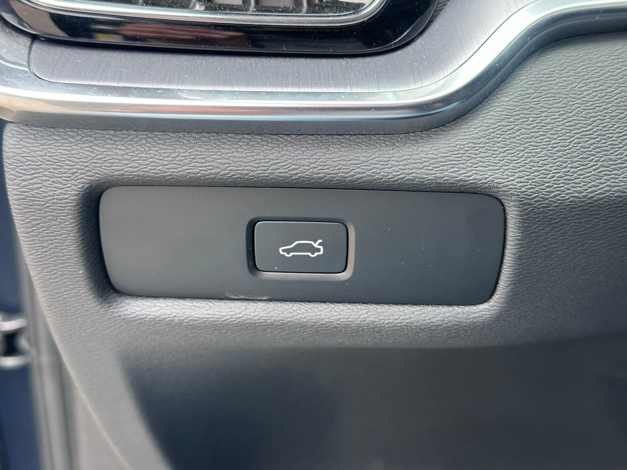 Used 2025 Volvo S60 B5 Core FWD image 24