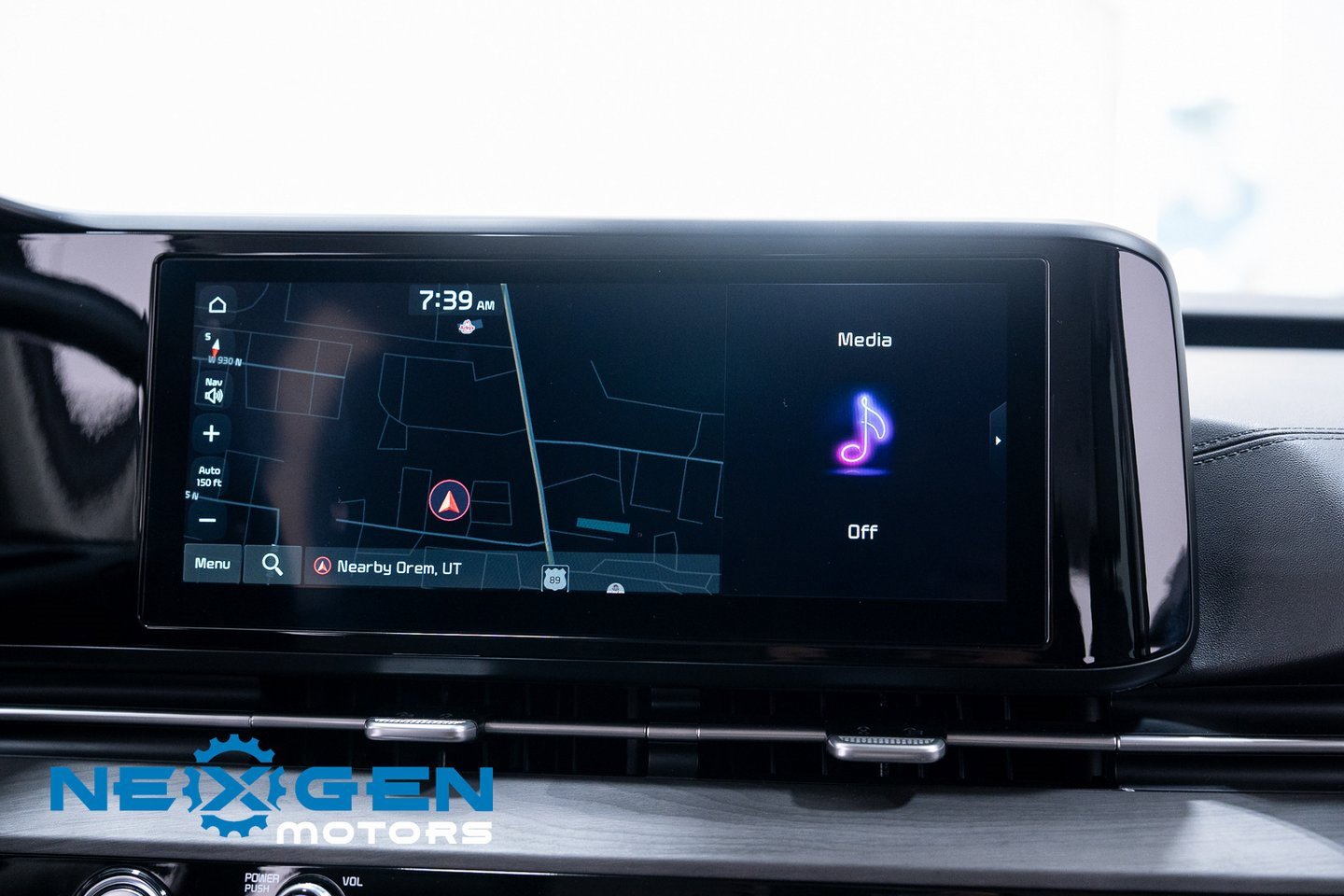 Used 2024 Kia Carnival EX image 12