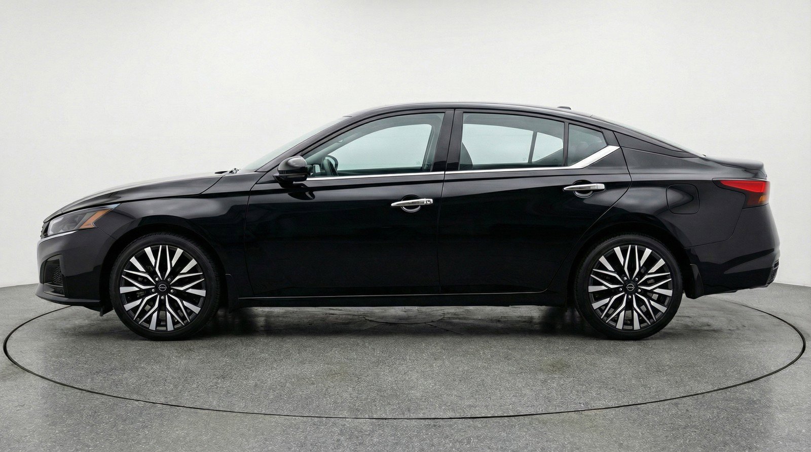 Used 2025 Nissan Altima 2.5 SV image 5
