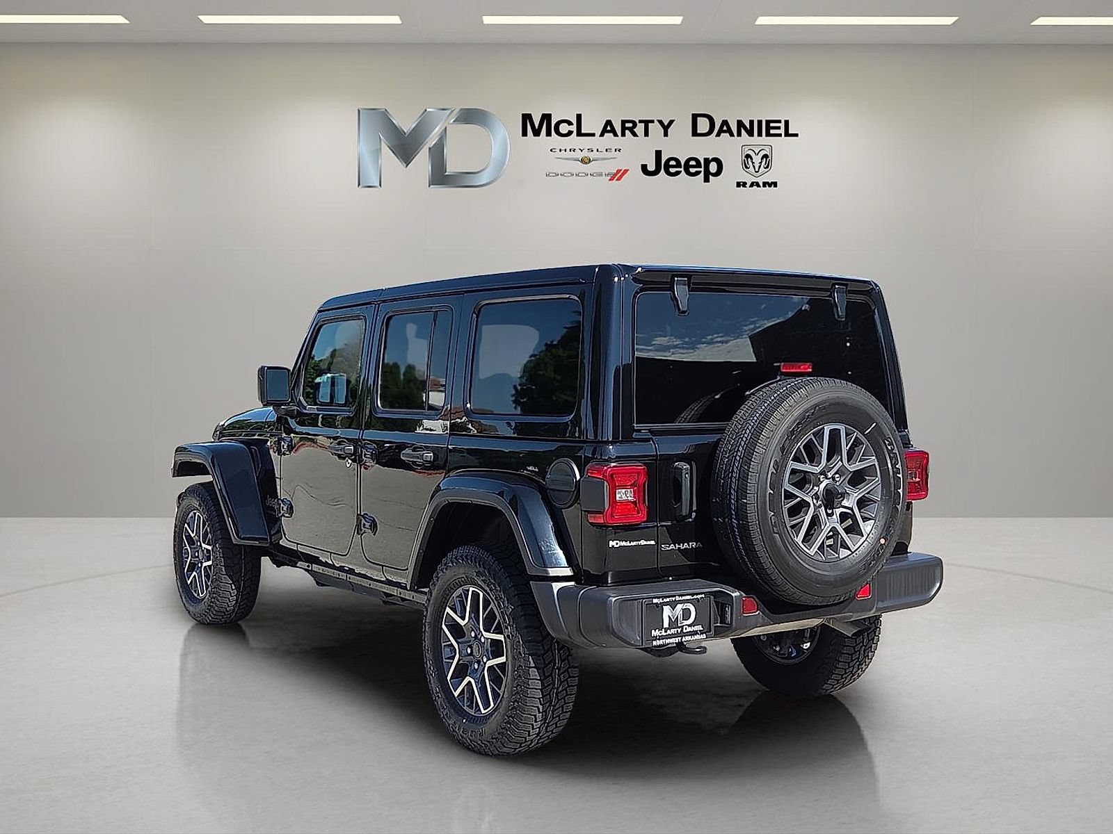 Used 2025 Jeep Wrangler Unlimited Sahara AWD/4WD image 4