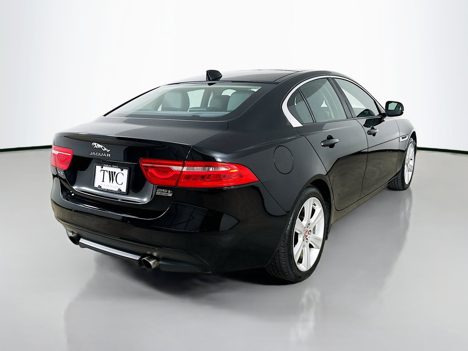 Used 2018 Jaguar XE Premium AWD/4WD image 5