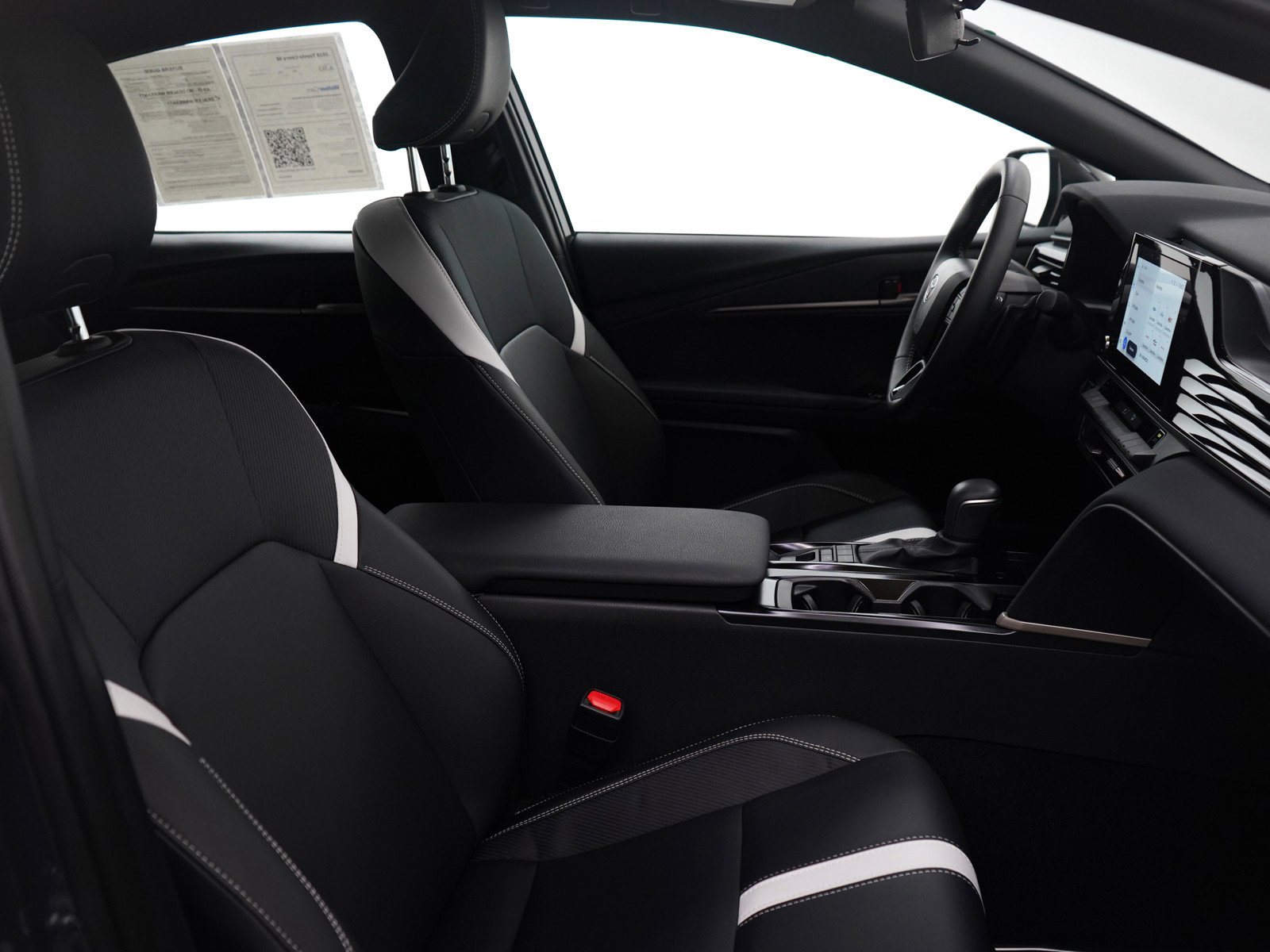 Used 2025 Toyota Camry SE image 11