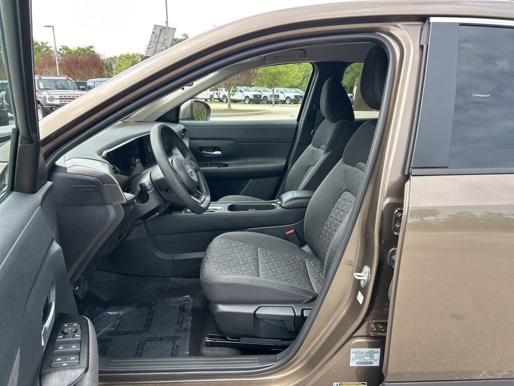 Used 2025 Nissan Kicks SV FWD image 15
