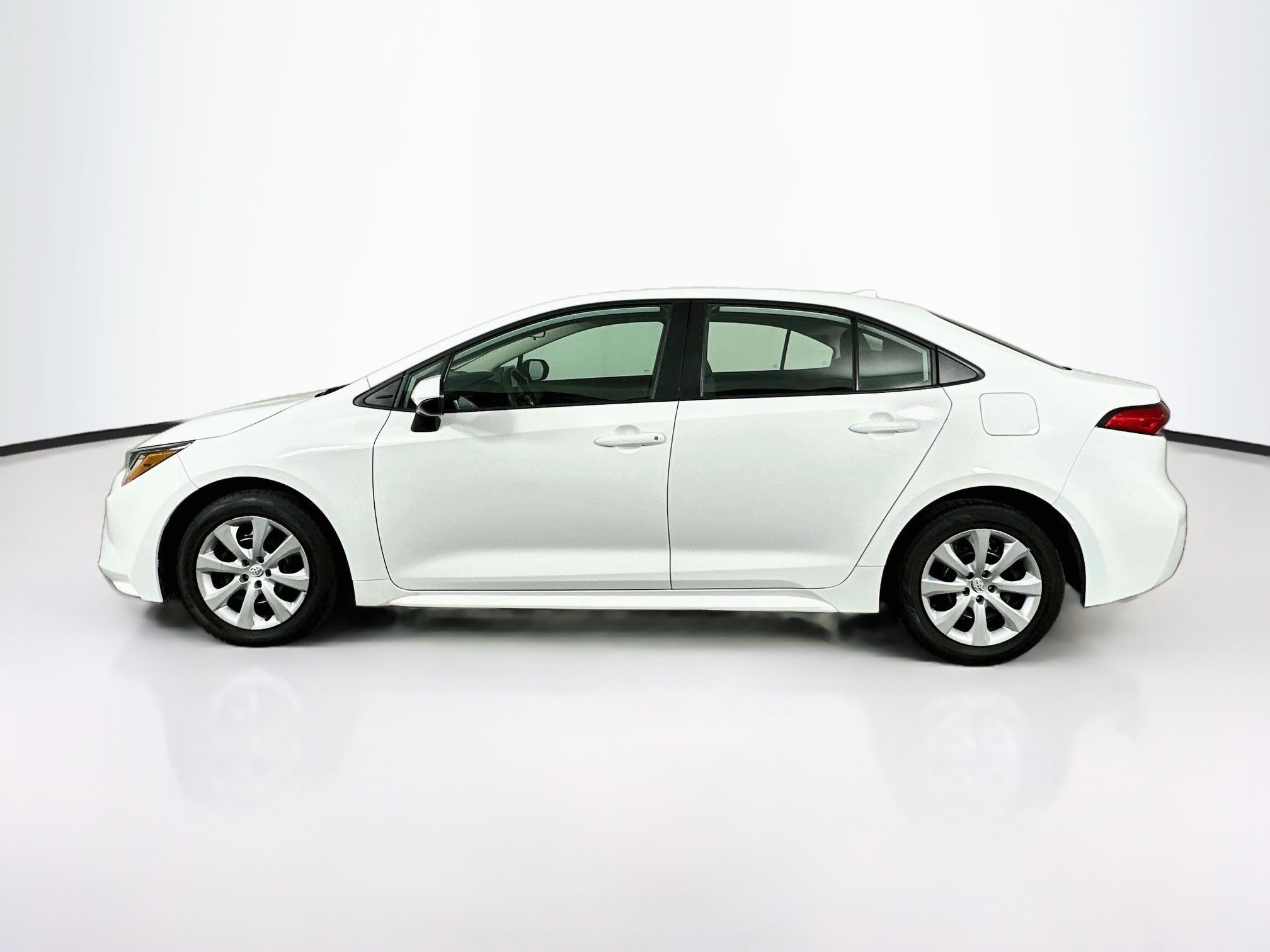 Used 2025 Toyota Corolla LE FWD image 4