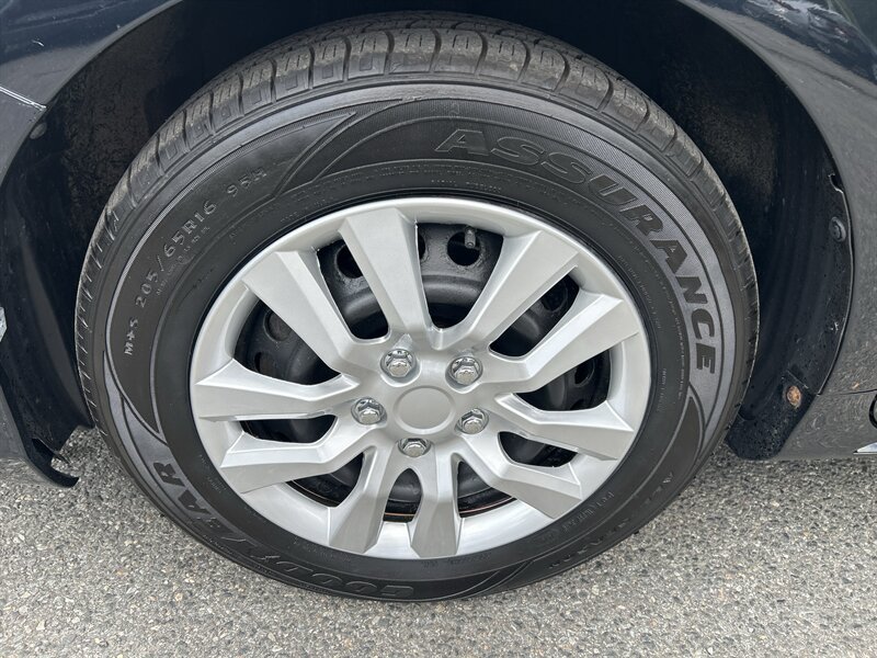Used 2014 Toyota Camry LE FWD image 9