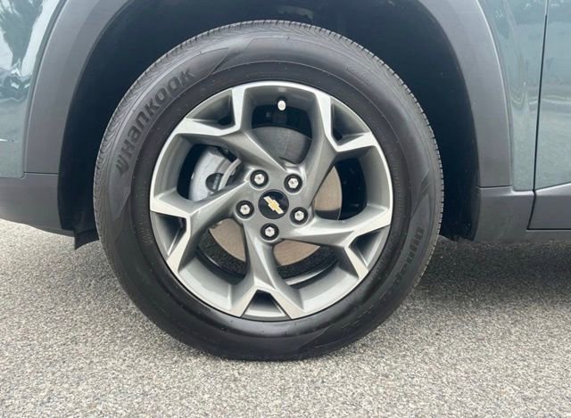 Used 2025 Chevrolet Trax LT w/ LT Convenience Package image 2