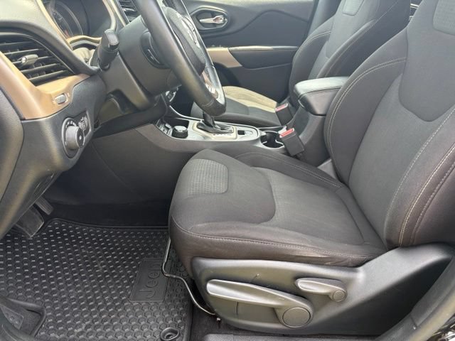 Used 2017 Jeep Cherokee Latitude w/ Cold Weather Group AWD/4WD image 10