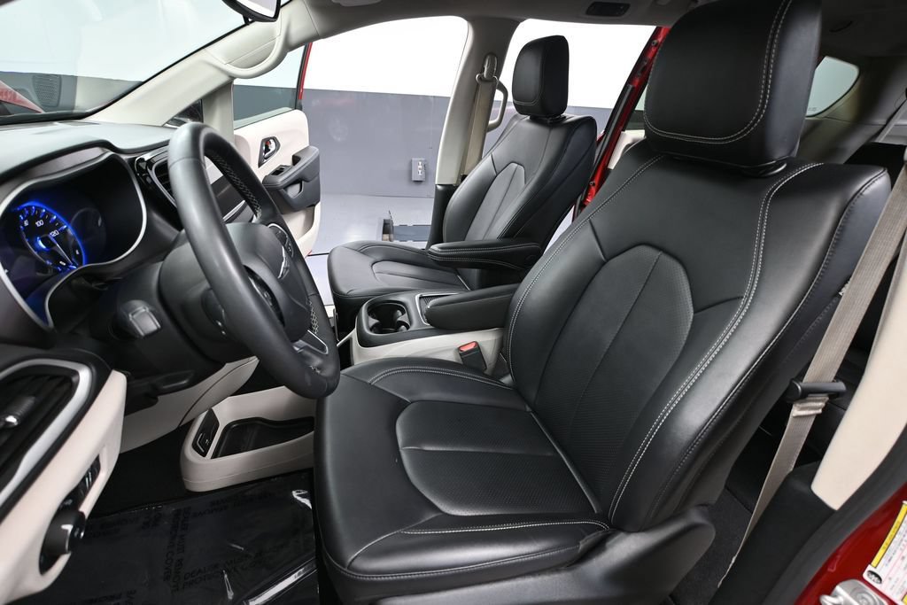 Used 2024 Chrysler Pacifica Touring-L FWD image 23