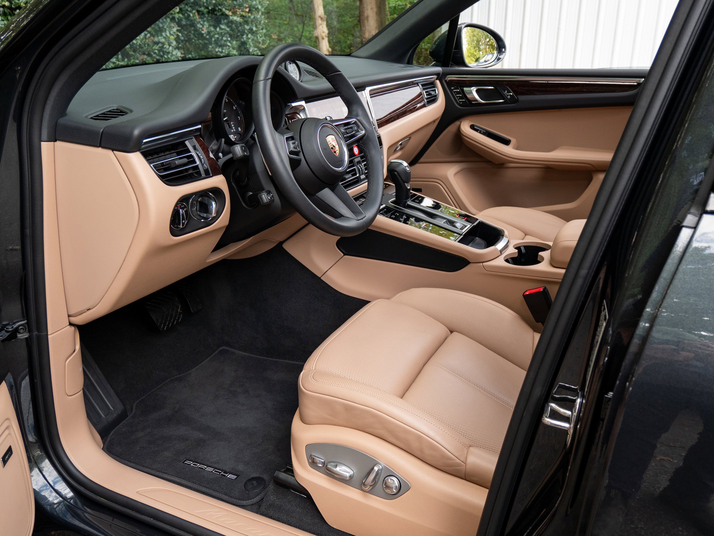 Certified 2025 Porsche Macan AWD/4WD image 4