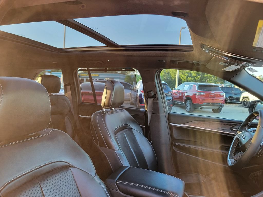 Used 2025 Jeep Grand Cherokee Limited w/ Luxury Tech Group II RWD image 21