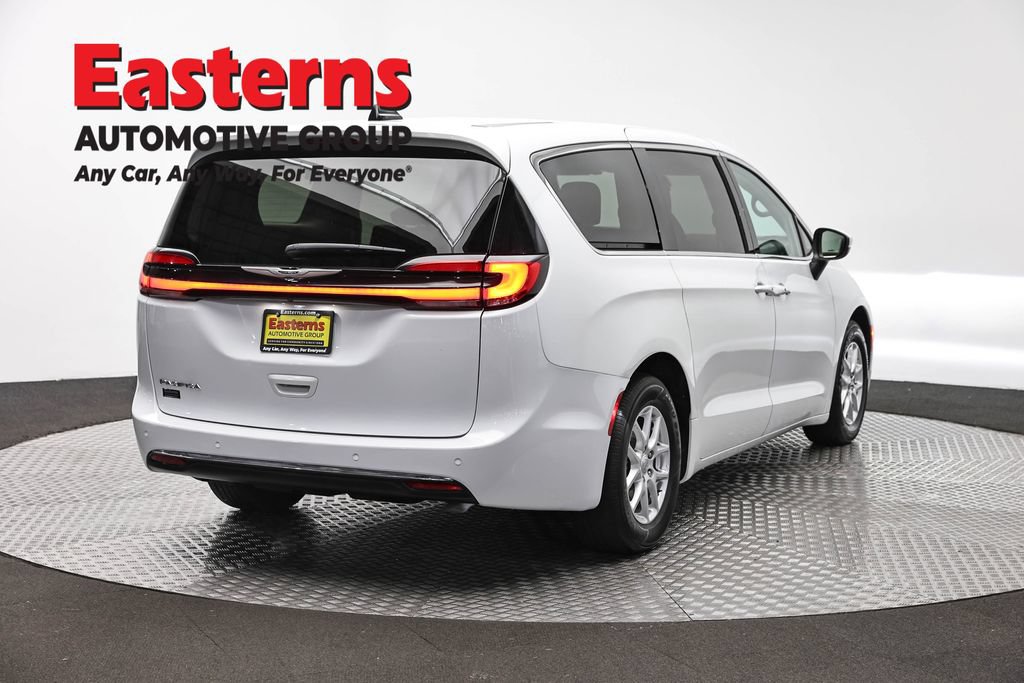 Used 2023 Chrysler Pacifica Touring-L FWD image 5