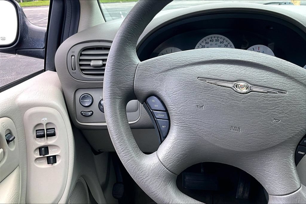 Used 2005 Chrysler Town & Country w/ Popular Equipment Group I FWD image 16