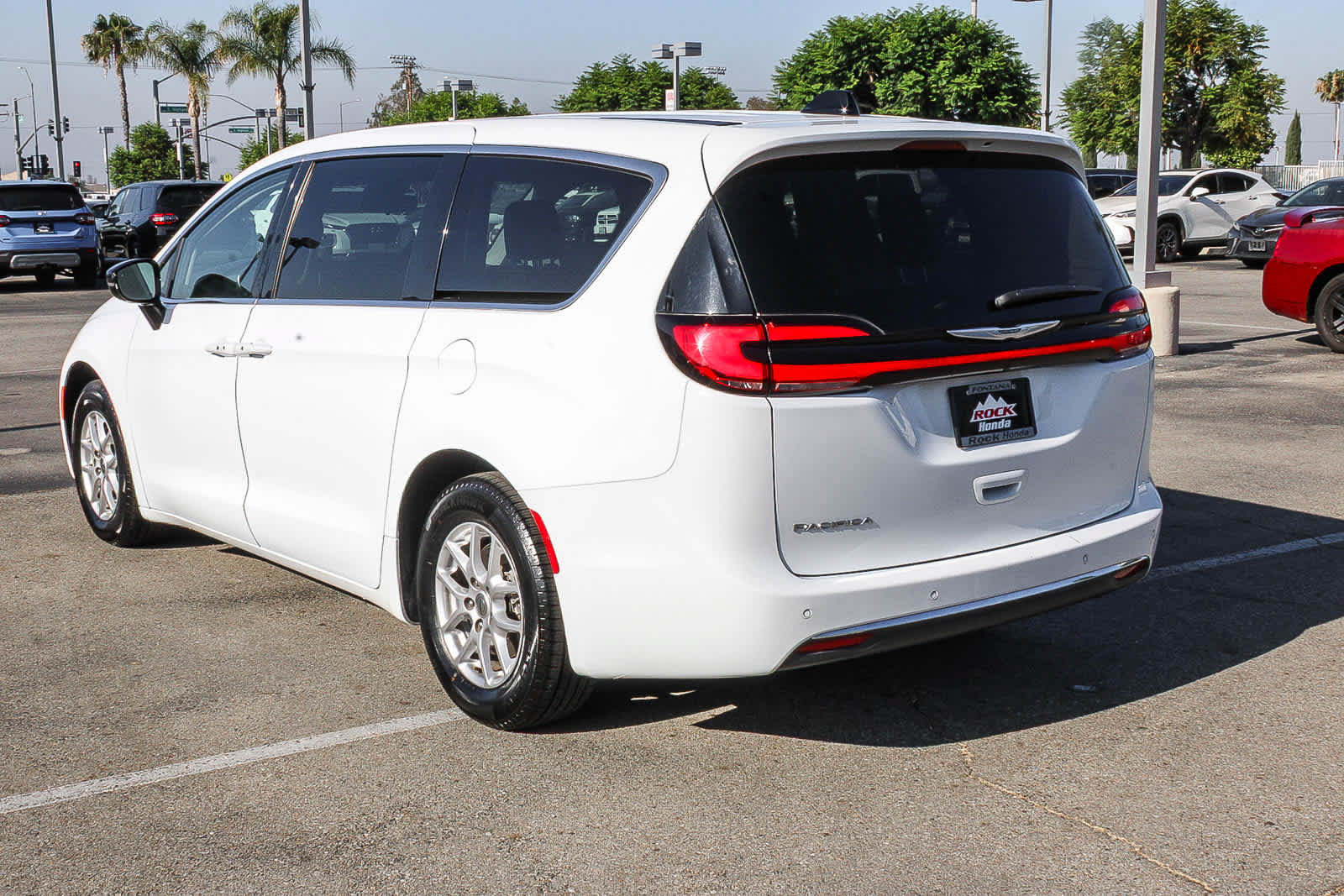 Used 2024 Chrysler Pacifica Touring-L FWD image 8