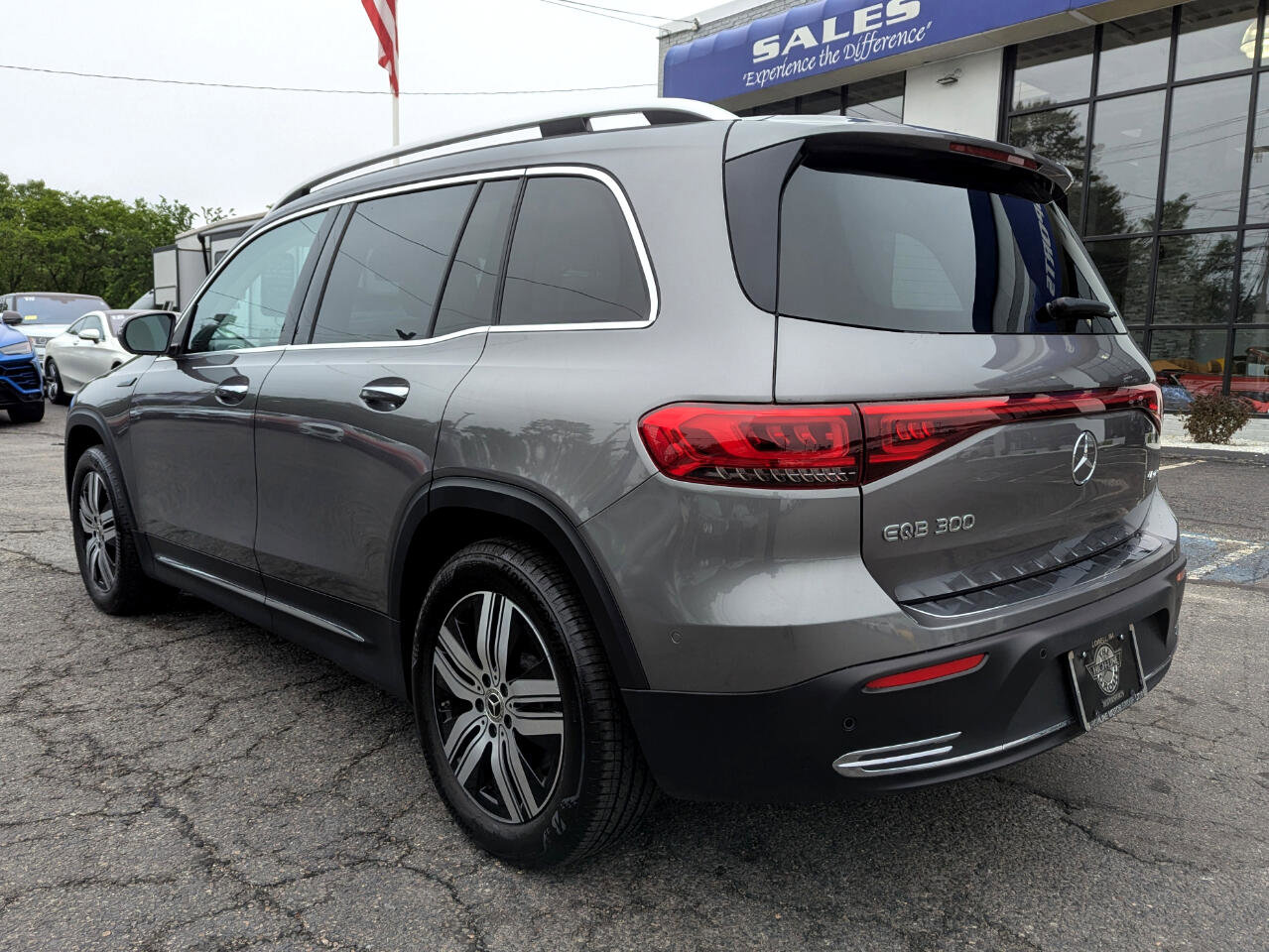 Used 2022 Mercedes-Benz EQB 300 4MATIC image 11